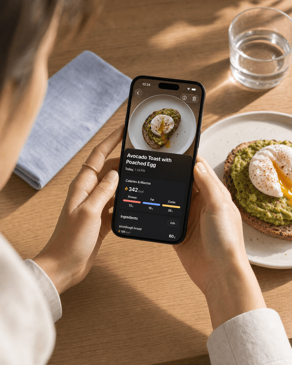A person reviewing meal calories and macros in Bitsy